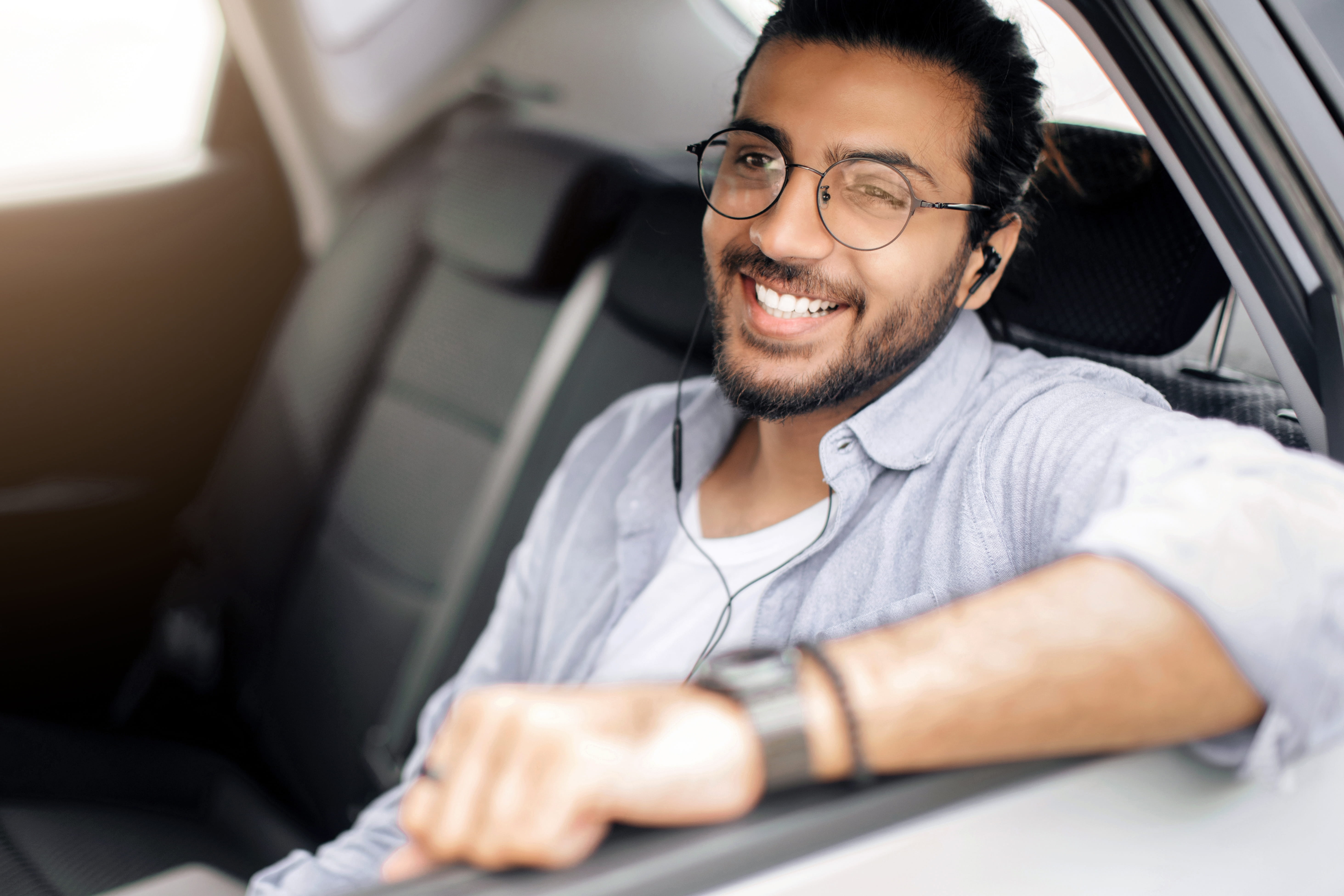 Happy visitor using a TravelStorys audio tour in a car